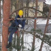 монтаж троса на поддерживающее дерево