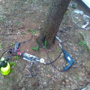 Автоматизированная система для стволовых инъекций. В ствол дерева вкручиваются клапанные иглы. С помощью плунжерного насоса под давлением вводится нужное количество препарата. 