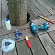 Комплект инструмента для инъекций со сверлением: дрель, клапаны, молоток и упор для установки клапанов, нагнетательный шприц, резервуар с препаратом. Клапан вбивается в засверленное отверстие и прокалывается иглой, через которую шприцом закачивают препара